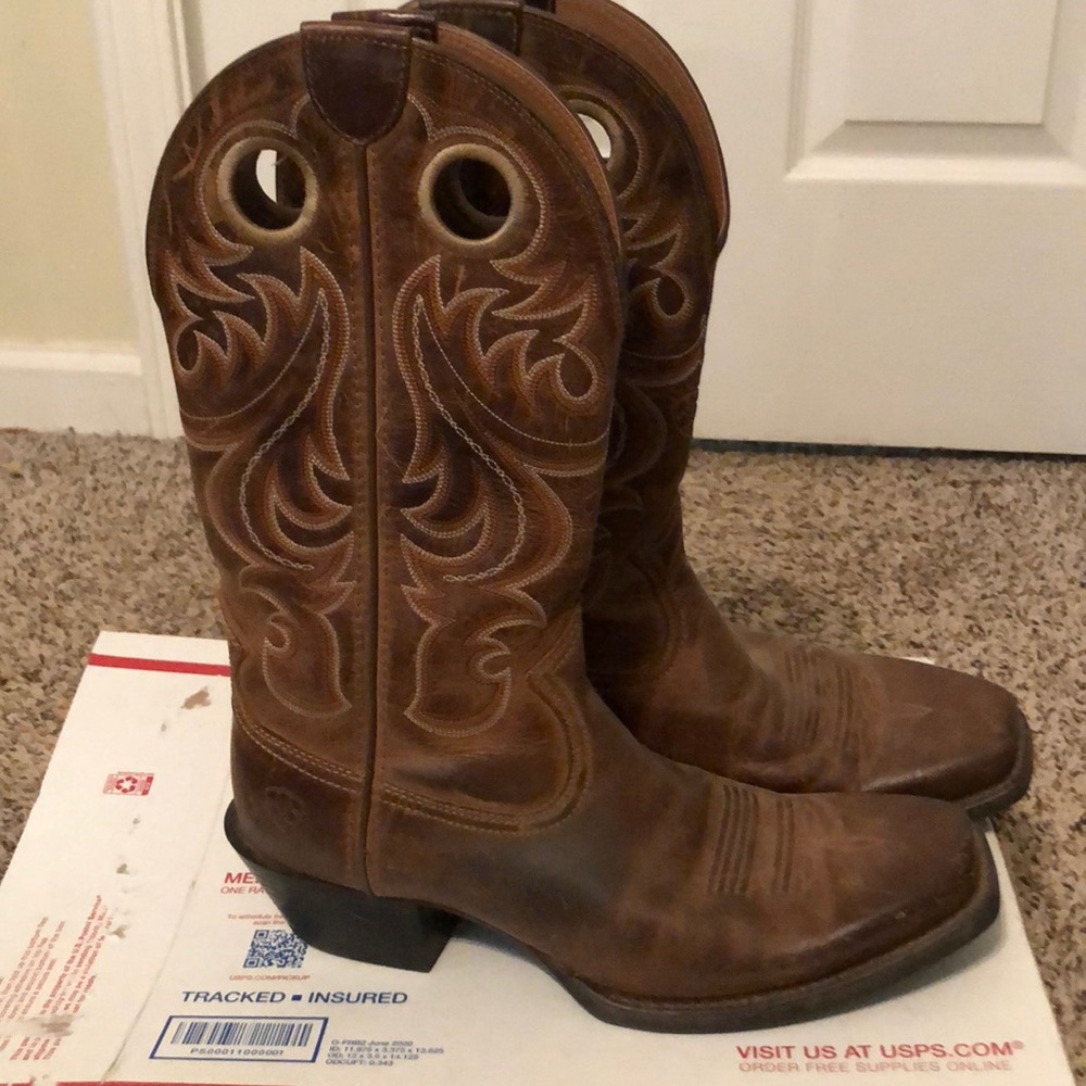 Ariat square toe cowboy boots 10